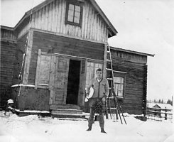 Puolakon talo noin 1930. Arvo Koskelainen lähdössä saunaan. 