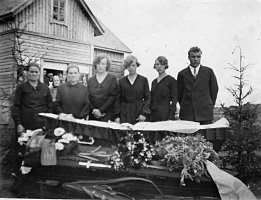 Puolakon vanhan isännän Elias Koskelaisen hautajaiset vuonna 1931. Vasemmalta Anna Hovi os. Sahala, Ida Koskelainen os. Sahala, Siviä Johanna (Hanna) Koskelainen sekä Ester, Aino ja Arvo Koskelainen. 