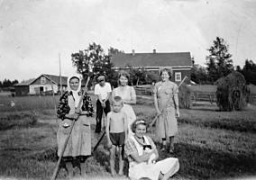 Heinänkorjuuta Puolakossa 1938. Vasemmalta: Ida ja Arvo Koskelainen, Raimo Torikka, Aino Koskelainen, Ester Sipiläinen sylissään Eikka-Piippa, Vieno Sahala.