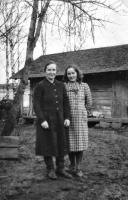 Uustalon piha-aitan edessä keväällä 1942, vasemmalla Hugon vaimo Aino Koskelainen ja Hugon veljen Reinon vaimo Vappu Koskelainen. 