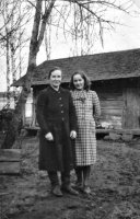 Uustalon piha-aitan edessä keväällä 1942, vasemmalla Hugon vaimo Aino Koskelainen ja Hugon veljen Reinon vaimo Vappu Koskelainen. 