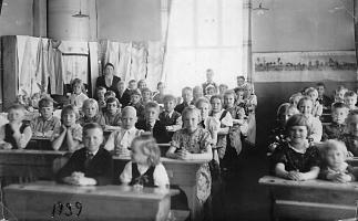 Koulukuva Nurmin koulusta vuonna 1939. Opettaja oli Hilja Eerikäinen. Helvi Ahvonen os. Puusteli on kuvassa käytävän vasemman puolen ensimmäisessä rivissä neljäntenä. 