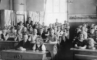 Koulukuva Nurmin koulusta vuonna 1939. Opettaja oli Hilja Eerikäinen. Helvi Ahvonen os. Puusteli on kuvassa käytävän vasemman puolen ensimmäisessä rivissä neljäntenä. 
