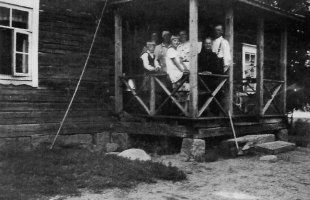 Uustalon väkeä talonsa portailla v.1939. (Vahviala-kuvateos)