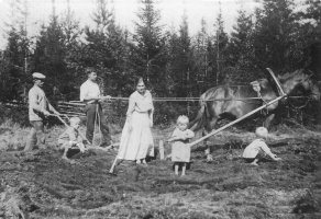 Sahalan talon perunamaata kynnetään. Auran sarvissa Edvard Sahala, ohjaksissa Hugo Palolehto, kuokan varressa Irene Palolehto ja mukana myös lapset (vas) Edvard, Jenny ja Martti.