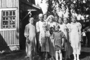 Maria ja Edvard Sahala, takana pojat Edvard ja Martti, Jenny hääpuvussa, Hilja, Aune ja Martta, edessä Pauli ja Ester 