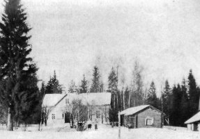 Onni ja Aino Vierun suuren perheen koti Naarvan talo 1942. Kerrotaan, että talon vuorilaudoituksen maaliin oli sekoitettu hylkeenrasvaa. Perheen isä toimi vaatturina Viipurissa, äiti ompeli tilaustöitä ja hoiti lasten kanssa maatilan ja karjan.