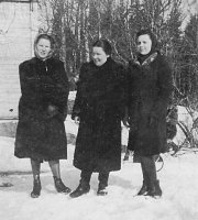 Naarvan  pihamaalla 1943. Talon emäntä Aino sekä tyttäret Maija ja Mirja.