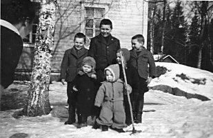 Naarvan lapsia kotinsa pihalla v. 1943. Kuvasta puuttuvat Vierun vanhin poika Joel ja nuorin v. 1944 syntynyt Matti sekä perheen vanhimmat tyttäret Maija ja Mirja. 