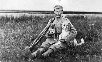 Otto Puusteli koiriensa kanssa