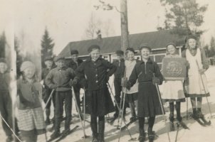 Hiivaniemen koulun voittoisa hiihtojoukkue