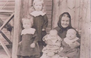 Liisa ja poikien tyttäriä 1925