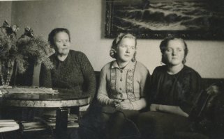 Rauha ja Kerttu tädillään Turussa 1944