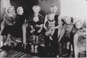 Aino ja Anton Louko perheineen 1938