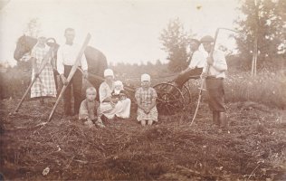 Riiheläiset heinätöissä entisellä kotitilallaan (Riiheläinen, talo 10) Löytömäellä 1927