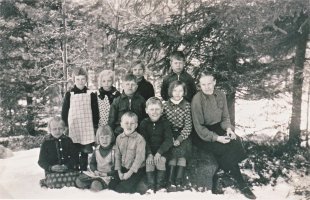 Löytömäen koulun alaluokkalaisia opettajansa kanssa 1934