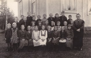 Löytömäen yläkoululaisia ja opettaja Tyyne Haaja 4.11.1935.