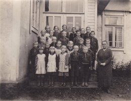 Löytömäen koulun yläluokkalaisia 1936/1937 ja opettaja Tyyne Haaja.