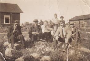 Löytömäen miehiä kivillä istumassa