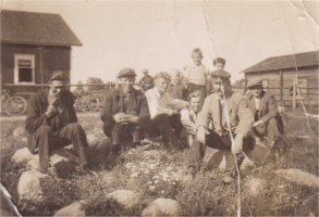 Löytömäen miehiä kivillä istumassa
