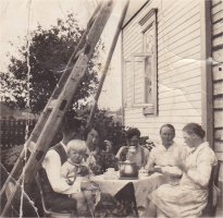 Räätälin talon pihalla. Vasemmalta Armas Huovilainen sylissään Eino, vieras Viipurista, Valtteri, Wilhelmiina ja Martta Huovilainen (o.s. Käki, Pyhämäki). Talon vintillä syttyi tulipalo jouluna 1928. Kuvassa näkyy, että talon ulkovuorta on revitty palon takia.
