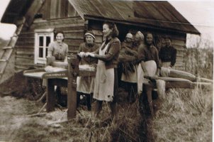 Kuvassa ollaan pellavan loukutustalkoissa kaupan saunalla vuonna 1942. Vasemmalla Matilda Ristola, vieressä Elsa Koskelainen (Vaspelto) ja Elina Ristola.  (Toni Vanhala)
