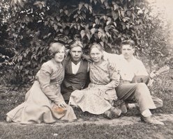 Kahden naapurin nuoria 12.7.1931. Vasemmalta Lempi Seppänen (myöh. Koskelainen), Arvo Mynttinen, Toini Seppänen ja Eino Seppänen. (Pertti Salo)