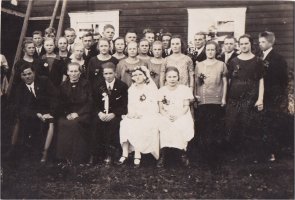 Elsa Seppäsen ja Martti Käen (Vonka) häät 4.10.1925. Kuvassa hääpari, kaaso, puhemies ja 12 kukkaparia läksiäisissä Seppäsen talon edustalla. Kukkaparit olivat enimmäkseen oman kylän nuoria. Edessä vasemmalta puhemies Konsta Myllynen (sulhasen vanhimman siskon mies), kaaso Miina Seppänen (morsiamen vanhimman veljen vaimo), sulhanen Martti Käki, morsian Elsa Seppänen ja tuntematon nainen. (Pertti Salo)