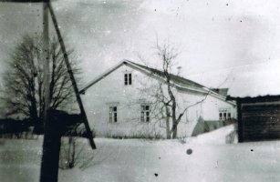 Kuvassa Mikkolan talo maaliskuussa 1943. (Toni Vanhala)
