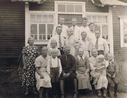 Mikkolan väki perhekuvassa 1936. Eturivissä vasemmalta Olga Mynttinen (o.s. Käki) ympärillään lapset Sirkka, Ilta ja Alpo, isäntä Antti Käki ja hänen vaimonsa Ida, Emma sylissään Elsan tytär Kaija ja reunimmaisena Elsan poika Ensio. Keskirivissä vasemmalta Otto ja Maj-Lis Käki sekä Elsa ja Toivo Vainikka. Takarivissä vasemmalta Antti, Tauno, Emil ja Anton Käki. (Toni Vanhala)