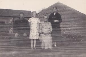 Israel Käen nimissä aikoinaan olleen Käkelän tila jaettiin 1898 Lehtimäki-tilaksi Mikko Israelinpojalle ja kantatila jäi Mikko Israelinpojan Martti-veljen pojalle eli Mikko Martinpoika Käelle. Mikko meni naimisiin Flora Erikintytär Ronin kanssa saaden kaksi lasta ja Floran kuoltua hän meni naimisiin Matilda Antintytär Mitikan kanssa. He saivat kolme lasta. Kuvassa Mikko ja Matilda Käki tyttärensä Lahjan vieressä. Oikealla Viola Pekkala, perheen kasvattitytär. Kuva Löytömäeltä vuodelta 1937. (Lahja Käki)