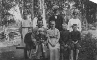Kun Pyhämäki jaettiin vuonna 1913 Mikko Eliaanpoika Käen poikien kesken, Pellonpään tilan sai Mikko Mikonpoika Käki. Hän meni naimisiin Helena Eliaantytär Mitikan kanssa ja heille syntyi viisi lasta. Lapsista Emil jäi perheineen kotitaloonsa isännäksi. Vanhaisännän Mikon kuoltua Pellonpää jouduttiin myymään ja Emil muutti pois. Tilasta lohkotun osan ostivat veljekset Niilo ja Pentti Myllynen. Heidän isänsä oli Juhana Juhanapoika Myllynen ja äitinsä Amanda Jaakontytär Hurmalainen. Lapsia oli kaikkiaan kahdeksan ja sotavuosien alkaessa lapsista asui vielä kuusi Pellonpäässä vanhaisännän ja -emännän kanssa. Kuvassa koko Myllysen perhe. Takana vasemmalta Ester, Martta, Oskari ja Kerttu. Edessä vasemmalta Lauri, Juhana-isä sylissään Pentti, Amanda-äiti, Viljo ja Niilo. (Terttu Uutto)