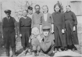 Vasemmalta Pyhämäen Aleksanteri ja Manta, hattupäinen Inkeri Käki, Amalia Käki, Aira Käki, Sofia Wilhelmiina Käki ja Helena (Liena) Käki. Edessä Väinö Käki sylissään Taisto. Kuva on vuodelta 1941. (Kaarina Lehtonen)