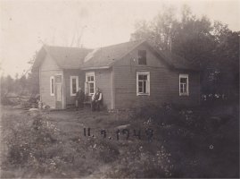 Taavetin torppa, oli luultavasti Asolan entinen torppa, jonka Taavetti Myllynen osti vuonna 1919. Torpassa asui Mikko Heikinpoika Riiheläinen vaimonsa Martta Juhanantytär Myllysen kanssa. Heille syntyi viisi lasta. Mikko hukkui vuonna 1932 ja Martta muutti lapsineen Kintereeseen. Georg Oskar Valdemar Carlsson osti ja Tyyne Johanna Cajander ostivat talon vuonna 1932 tai 1933. Parilla oli seitsemän lasta.  Kuvassa Carlssonin talo (Taavetin torppa 11.9.1942. Istumassa Georg Carlsson oikealla ja Anton Seppänen vasemmalla. (Pertti Salo)