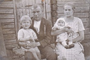 Kuvassa Taavetin torpan aiemmat asukkaat Mikko ja Martta Riiheläinen sekä lapset Veikko ja Toini vuonna 1925. (Kirsti Käki)