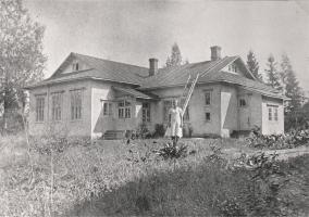 Löytömäen koulu rakennettiin Asolasta lohkotulle tontille vuonna 1910. Rakennustyöt tehtiin suureksi osin talkootöin. Koulu vihittiin käyttöön vuonna 1911. Vuonna 1922 koulu siirtyi valtion hoitoon. Koulu remontoitiin ja rapattiin vuonna 1923. Koulun opettajana ja johtajana toimi Tyyne Haaja ja alakoulun opettajana oli vuodesta 1923 lähtien Hilja Tuomi. Tyyne o.s. Ahola asui koululla miehensä Aleksanteri (Santeri) Haajan kanssa. Hei saivat kaksi lasta, mutta toinen kuoli nuorena.  Kuvassa Löytömäen koulu vuonna 1932. Kuvassa opettaja Haajan apulainen Helle Heinonen, myöh. Kauvo. (Alma Käki)