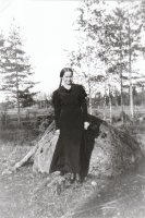 Opettajan tytär Maire Haaja Löytömäen koulun pihalla. Takana on Koskelaan vievä tie ja Aleksein (Uutelan) pelto. Kuva on vuodelta 1935. (Maire Autio)