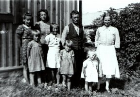 Ruoksuo syntyi vuonna 1906, kun Taavetti Myllysen osuus Junnista jaettiin hänen pojantyttärenpojilleen Juhana ja Konsta Myllyselle. Tilasta lohkaistiin vielä Suoharju-niminen palsta Pekka Koskimiehen nimiin ja vuonna 1931 ja 1932 Ruokosuo jaettiin vielä, kunnes vuonna 1934 Tynin perhe osti Ruoksuon tilan. Antti Heikinpoika Tyni oli naimisissa Elisa Elviira Lautalan kanssa ja heille syntyi seitsemän lasta.  Kuvassa Tynin perhe, takana vasemmalla Elsa, Kerttu, Antti-isä ja Elisa Elviira-äiti. Edessä vasemmalta Annikki, Eeva, Aila ja Kaija. Kuvasta puuttuu tytär Rauha. Kuva on ilmeisesti vuosilta 1942–1944. (Annikki Japola)
