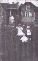 Lamminlahti lohkottiin Martin Mikon (Käki) tilasta vuonna 1919 ja sen osti Mikko Hovi. Mikon ensimmäinen vaimo oli Eeva Huovilainen ja he saivat ainakin kuusi lasta. Toinen vaimo oli Tilda (Matilda) o.s. Ala-Rakkola. Heille syntyi kolme poikaa, Toivo, Aarne ja Pentti asuivat vuonna 1939 äitinsä kanssa Hovilla. Koska Hovin asuinrakennus oli suuri, siellä asui myös tilapäisasukkaita, mm. Väinö ja Esteri Riiheläisen perhe ennen kuin muuttivat Suomökkiin.  Kuvassa 30 Hovin päärakennus. Kuvassa kuistilla seisoo Hovin tilapäisasukas Esteri Riiheläinen ja edessä Eila, Taavi ja Laila. (Pertti Hovi)