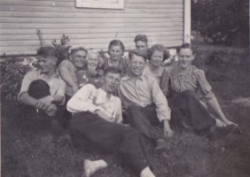 Löytömäen nuoria Pystysen pihalla 1939. Takana vasemmalta Sulo Koskelainen, Elis Pystynen (kuoli sotasairaalassa vuonna 1940), Sirkka Käki (Marjakytö), Selma Pystynen (kuoli Simolan pommituksessa vuonna 1944) ja Tauno Koskelainen. Edessä mahdollisesti joku Järpään pojista, Aarne Hovi, tuntematon nainen ja Eliksen vaimo Aili Pystynen. (Kaija-Leena Taattola)