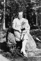 Nuori äiti Esteri Riiheläinen (o.s. Huovilainen) sylissään tytär Eila. Kuva on otettu loppukesällä 1930. (Kirsti Käki)