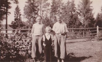 Muisto Repolan leikkitanhuilta 1937. Vasemmalta Maila Koskelainen, Matti Koskelainen ja Tampereen serkku Martti. (Hannu Sollo)