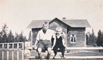 Matti Koskelainen (oikealla) ja hänen Tampereen serkkunsa Martti Uustalon piha-aidan päällä kesällä 1937. (Matti Koskelainen)