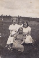 Metsäkylän tyttöjä. Vasemmalta Lilja Käki (Marjakytö), Hilkka Käki (Polvijoki), Sirkka Käki (Ojala) ja Hellin Käki (Polvijoki).