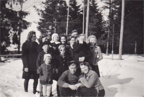 Ojalan pihalla 1944. Takarivissä vasemmalta Sirkka Käki, Kerttu Käki, Inkeri Käki sylissään Taisto, takana Ferdinand Käki, hänen edessään Olga Käki, Esteri Käki ja Seija Käki (reunimmaisena). Edessä Eino ja Aune Käki. Kertun edessä seisovat lapset Pauli ja Anja Käki. (Heleena Siren)