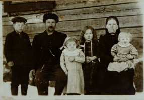 Mikko Käen perhe, vasemmalta Armas, Mikko-isä, Elina, Lydia ja Liisa-äiti sylissään Ester. (Terttu Skyttä)
