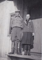 Vongan Martti ja Elsa uuden kotinsa rappusilla Majurissa 1943. Majuri sijaitsi Rakkolan joella, lähellä Löytömäen rajaa. (Ulla Käki)