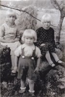 Martti ja Elsa Käen tytöt Anja (vasemmalla) ja Helka. Edessä Väinö ja Elsa Käen poika Kalevi. Kuva on otettu Vongan pihalla noin vuonna 1937. (Ulla Käki)