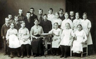 Nurmin kansakoulun oppilaat  ja opettaja v. 1919