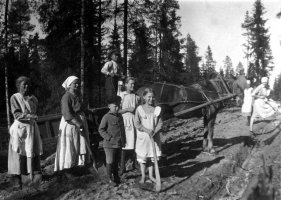 Koulun ohitustyömaan talkoolaisia.  v. 1926